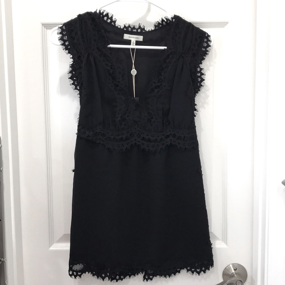 Max Studio lace v-neck tank. Size Small NWT